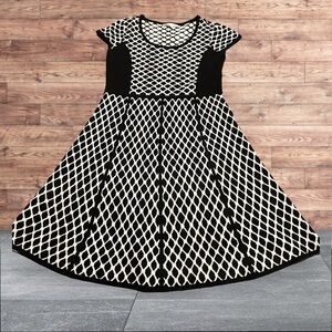 Sandra Darren Cap Sleeve Scoop Neck Black White Sweater Dress Size Large